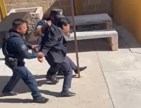 (video) Detienen a maestro por alterar el orden en la preparatoria de Los Filtros