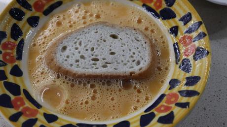 Rebozamos el pan con el huevo