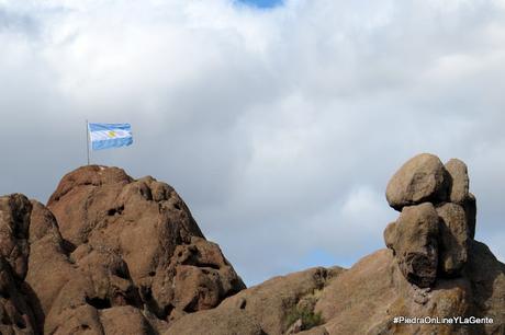 Izar La Bandera Nacional sobre las bardas una tradición familiar