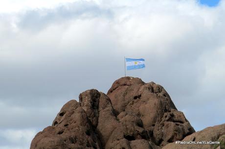 Izar La Bandera Nacional sobre las bardas una tradición familiar