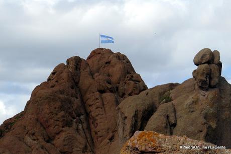 Izar La Bandera Nacional sobre las bardas una tradición familiar
