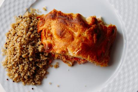 HOJALDRE DE SALMÓN CON QUINOA Y FRIJOLES