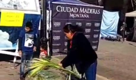 (Video) Ayuntamiento de Villa de Reyes le pide 600 pesos para vender unos cuantos ramos