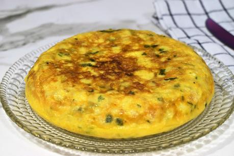 Tortilla de bacalao y cebolla tierna