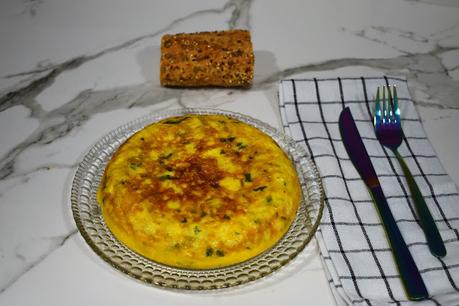 Tortilla de bacalao y cebolla tierna