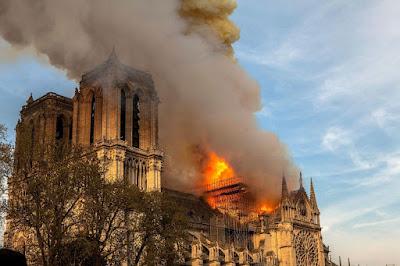 Arde Notre Dame: El coloso en llamas