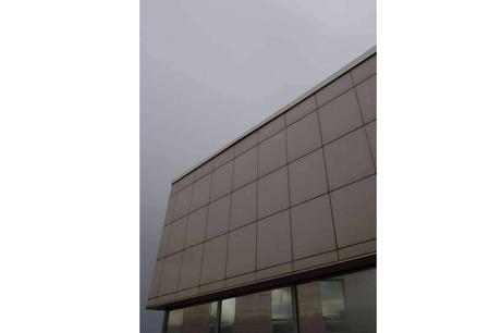 El revestimiento con paneles de composite fachadas Alucobond