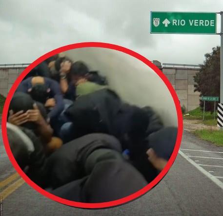 Encuentran 130 migrantes en Súper Carretera a Rioverde