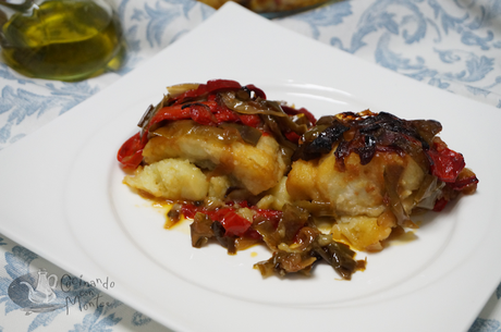 Bacalao al horno con patatas, cebolla y pimientos