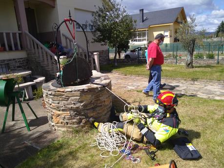 Final feliz para un gato que se precipitó al fondo de un pozo en Dehesas 7
