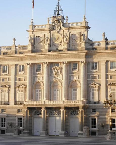 La REINA y las ESTATUAS ERRANTES