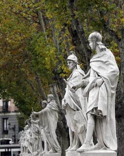 La REINA y las ESTATUAS ERRANTES