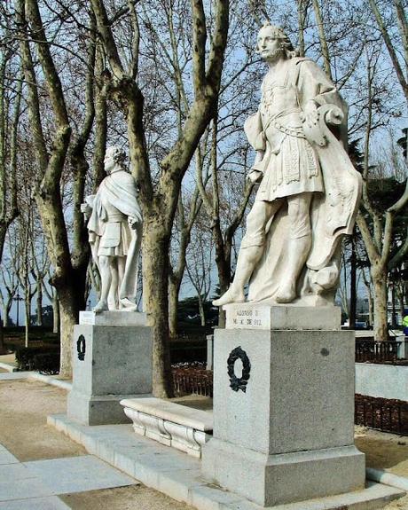 La REINA y las ESTATUAS ERRANTES