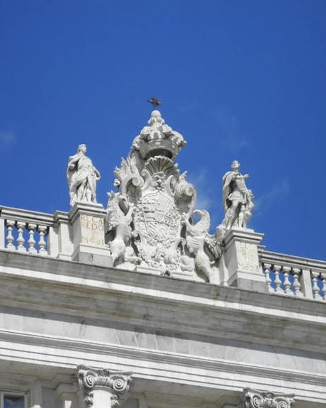 La REINA y las ESTATUAS ERRANTES
