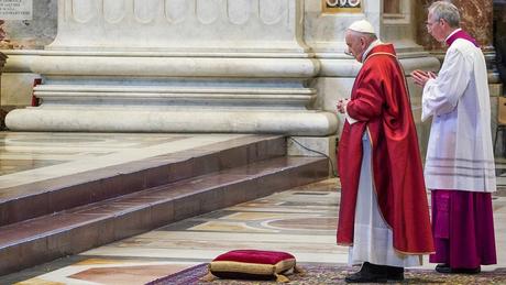 Ciudad de Vaticano: Papa Francisco preside la Pasión de Cristo sin postrarse en la basílica vaticana
