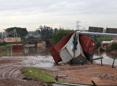 Sudáfrica: Casi 400 fallecidos por las inundaciones en el país