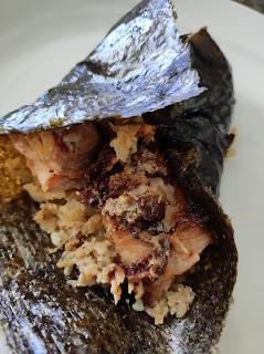 SALMON MARINADO CON ARROZ DE COLIFLOR Y ALGA NORI