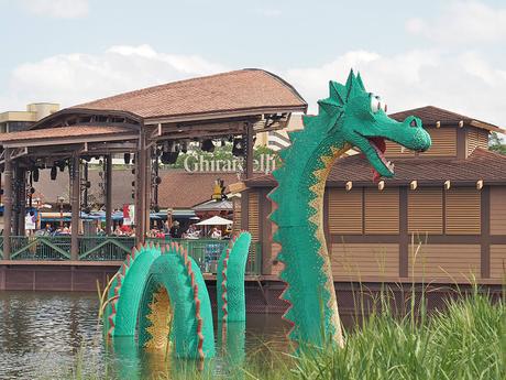 Monstruo del lago hecho con piezas Lego en Disney Springs, Orlando, Florida