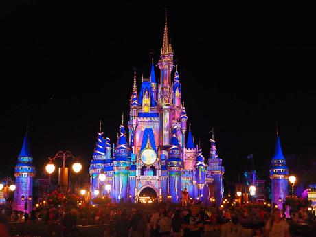 El castillo de Cenicienta de Magic Kingdom en Orlando de noche
