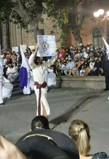 Detienen a ambientalista por protestar en la Procesión del Silencio