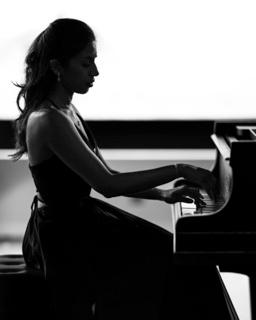 Artista del mes: Pallavi Mahidhara Artista del mes: Pallavi Mahidhara