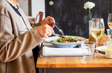 Bodega de los Secretos explica el protocolo de los cubiertos 