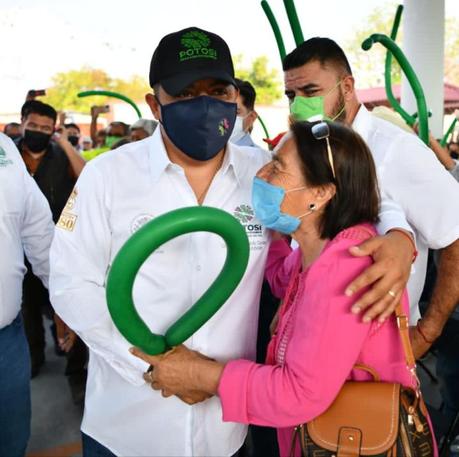 El gobernador del Sí hace entrega de más becas en búsqueda de la igualdad