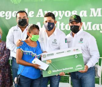 El gobernador del Sí hace entrega de más becas en búsqueda de la igualdad