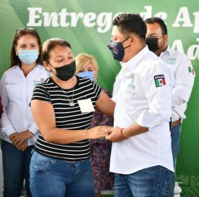 El gobernador del Sí hace entrega de más becas en búsqueda de la igualdad