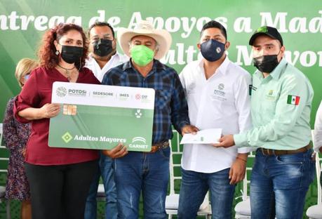 El gobernador del Sí hace entrega de más becas en búsqueda de la igualdad