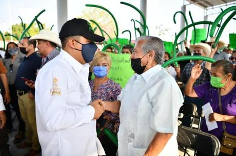 El gobernador del Sí hace entrega de más becas en búsqueda de la igualdad