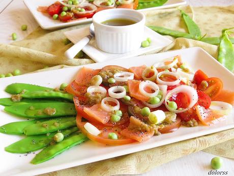Ensalada de tirabeques, tomate y salmón ahumado con vinagreta de aceitunas verdes