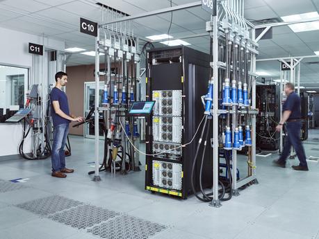 Anuncio de IBM z16: IA en tiempo real para el procesamiento de transacciones a escala y el primer sistema con seguridad para evitar fraudes financieros