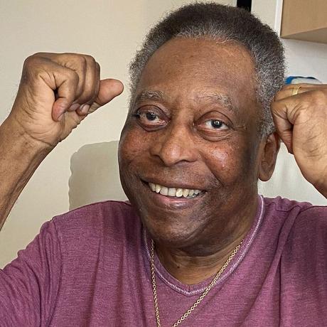 Pelé nuevamente hospitalizado