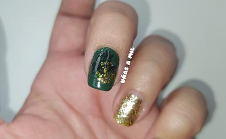 Diseño de uñas en verde y dorado