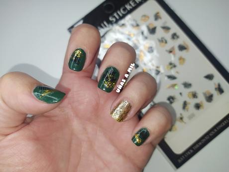 Diseño de uñas en verde y dorado