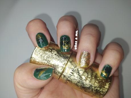 Diseño de uñas en verde y dorado