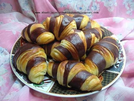 CROISSANTS BICOLORES / BICOLOR CROISSANTS / CROISSANTS DOS COLORES / كرواسان ثنائي اللون CROISSANTS BICOLORES / BICOLOR CROISSANTS / CROISSANTS DOS COLORES / كرواسان ثنائي اللون