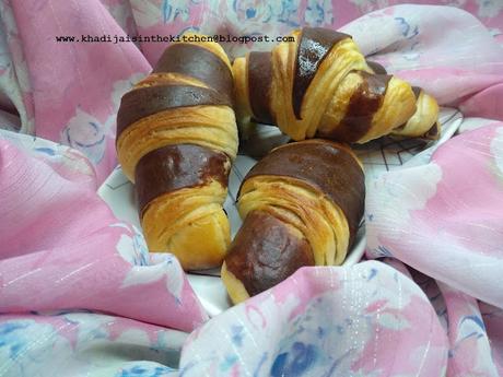 CROISSANTS BICOLORES / BICOLOR CROISSANTS / CROISSANTS DOS COLORES / كرواسان ثنائي اللون CROISSANTS BICOLORES / BICOLOR CROISSANTS / CROISSANTS DOS COLORES / كرواسان ثنائي اللون