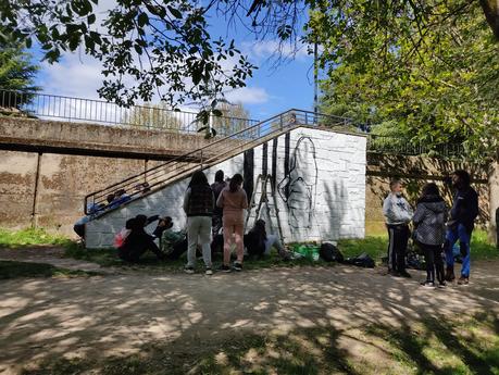 Alumnos del Colegio Jesús Maestro realizan un graffiti en el paseo del río bajo la supervisión de Asier Vera 1
