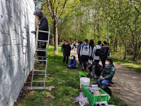 Alumnos del Colegio Jesús Maestro realizan un graffiti en el paseo del río bajo la supervisión de Asier Vera 2