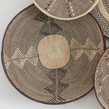 Consigue el look primavera verano 2022 en exteriores minimalistas