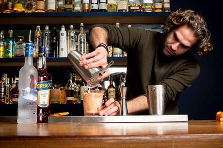 Convertirse en auténtico bartender con el Curso Profesional de Bartender de ESCOM Convertirse en auténtico bartender con el Curso Profesional de Bartender de ESCOM