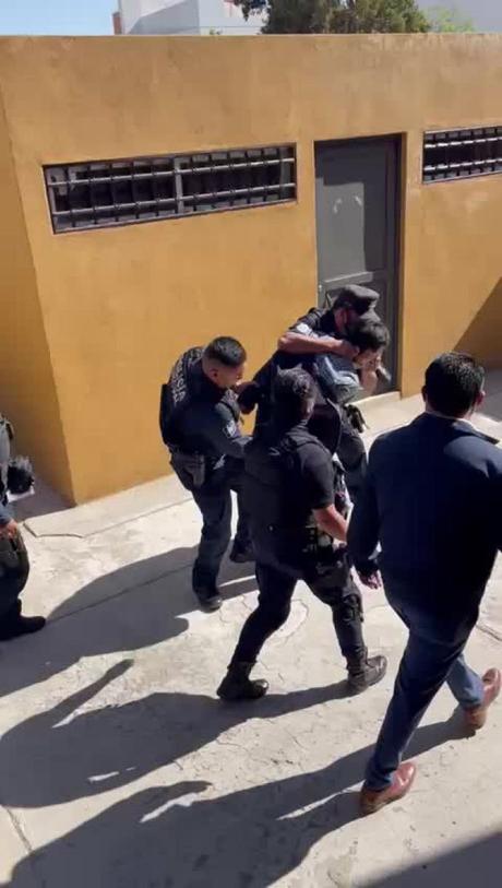 Detención de profesor por faltas administrativas