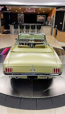 En 1964 sale al mercado el aerodinámico y versátil modelo Mustang