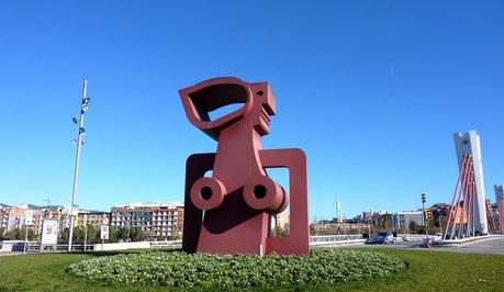 Una abstracta silueta femenina se destaca en Barcelona
