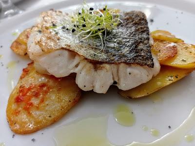 Merluza con cebolla carameliza y patatas panadera