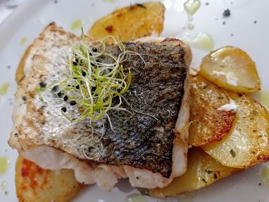 Merluza con cebolla carameliza y patatas panadera