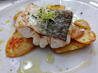 Merluza con cebolla carameliza y patatas panadera