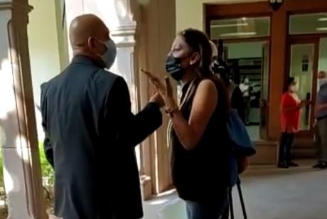 (Vídeo) Víctima encara públicamente al Caco, acusándolo de robo de dinero público